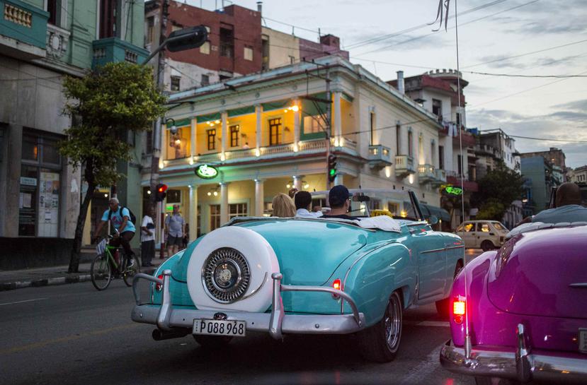 En esta foto, los turistas montan convertibles americanos clásicos en La Habana, Cuba. (EFE)