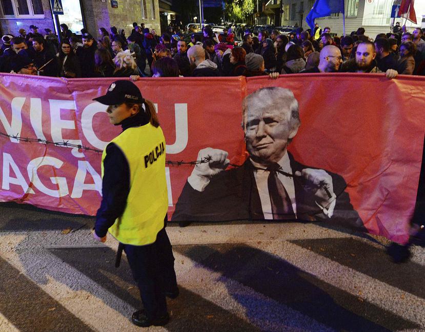 Manifestantes en Polonia que repudian los ataques de Turquía en el noreste de Siria muestran un afiche del presidente Donald Trump. (AP / Czarek Sokolowski)
