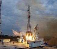 Imagen tomada de un video difundido por la agencia espacial Roscosmos del cohete Soyuz-2.1b con la sonda lunar Luna-25, cuando despegó en el Cosmódromo Vostochny el 11 de agosto de 2023. (Roscosmos State Space Corporation via AP)