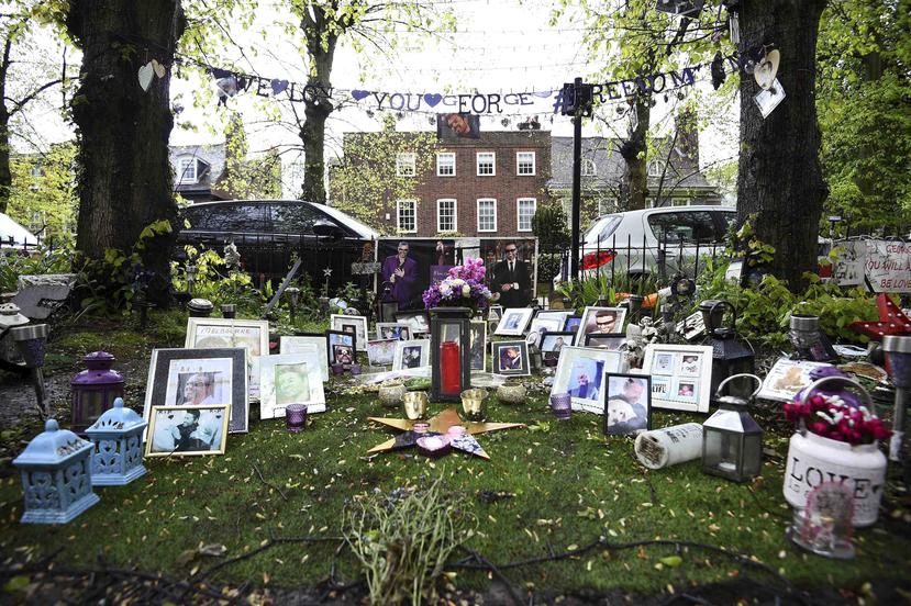Desde que murió el cantante, en diciembre del 2016, los fans no dejan de colocar flores y objetos para rendirle tributo. (AP)