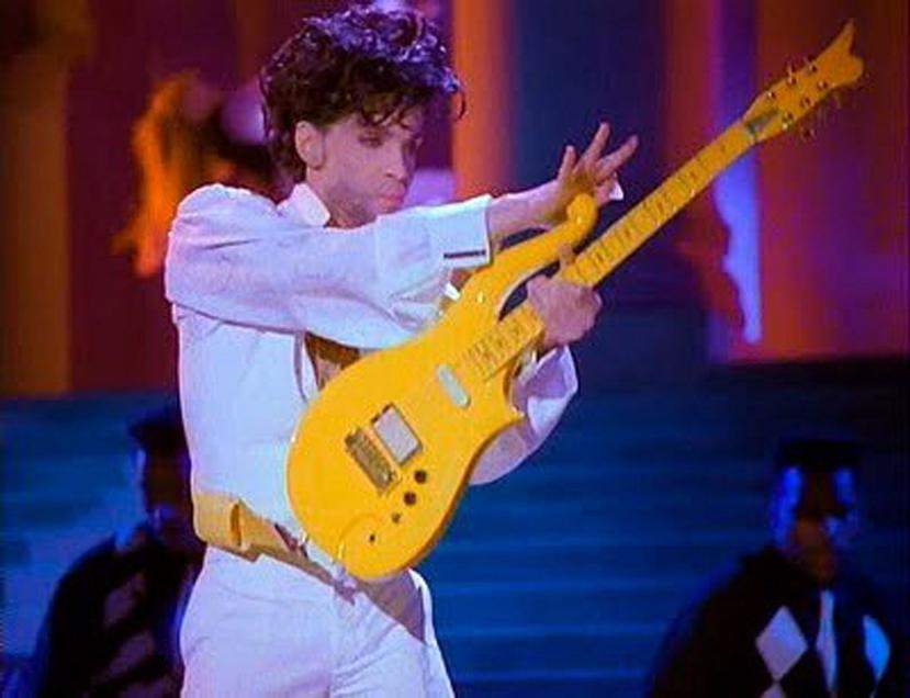 La guitarra eléctrica Yellow Cloud fue utilizada por el fenecido cantante en conciertos durante la década de 1990. (The Associated Press)