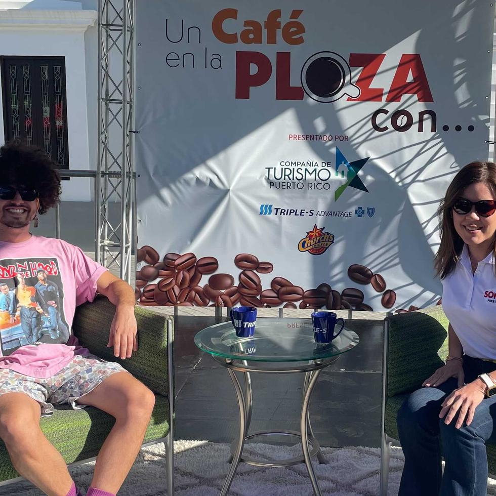 PJ Sin Suela junto a la reportera de GFR Media Rosalina Marrero en Un Café en la Plaza Con...