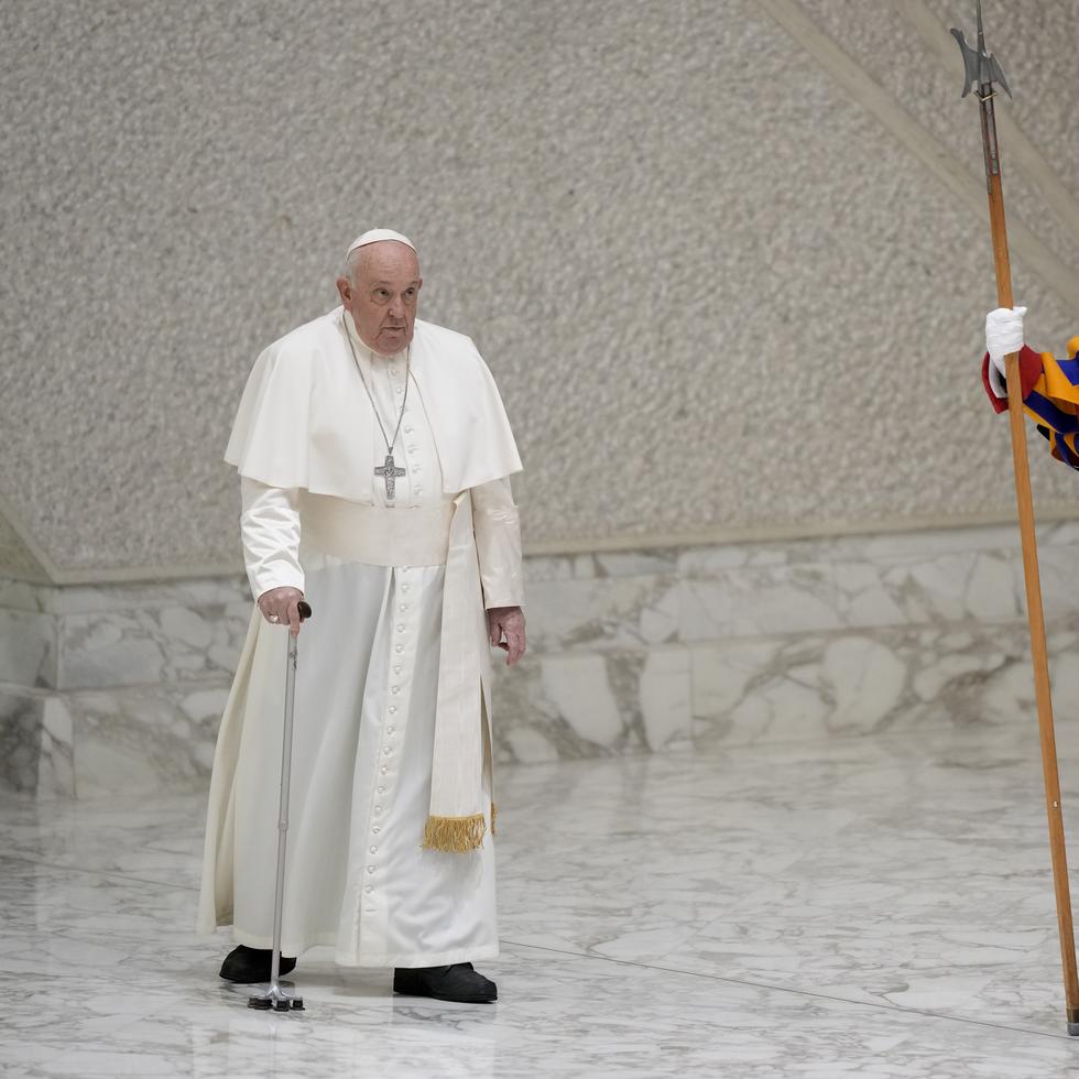 El papa Francisco participó de su audencia general semanal, pero solicitó que otro leyera su discurso, al decir que "me canso si hablo mucho".