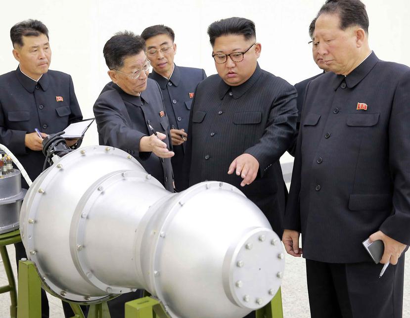 El presidente de Corea del Norte, Kim Jong-un, inspecciona un misil. (AP)