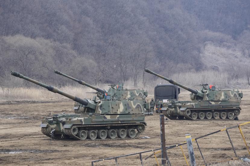 Soldados del ejército de Corea del Sur trabajan con obuses autopropulsados K-9 en Paju, Corea del Sur, cerca de la frontera con Corea del Norte, el jueves 16 de febrero de 2023.