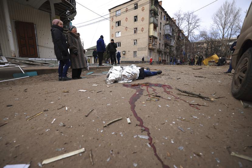 Nina Kovalenko, de 66 años, llora frente al cadáver de su hijo Mykhailo Kovalenko, de 34 años, que murió durante un ataque ruso en Kostiantynivka, Ucrania, el sábado 28 de enero de 2023. (AP Foto/Andriy Dubchak)