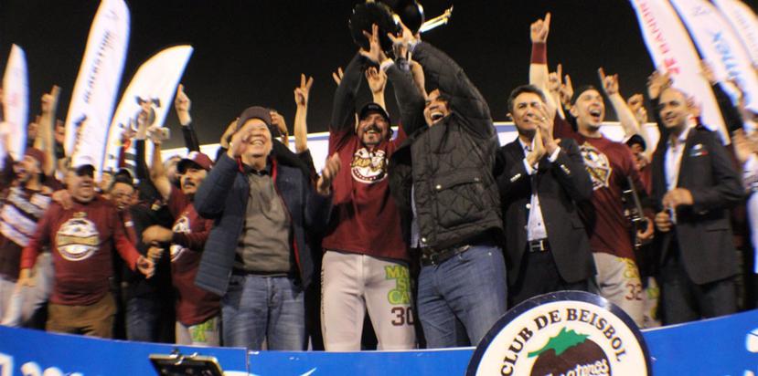 Tomateros alzan el trofeo de la liga mexicana. (Imagen tomada de la página del equipo)