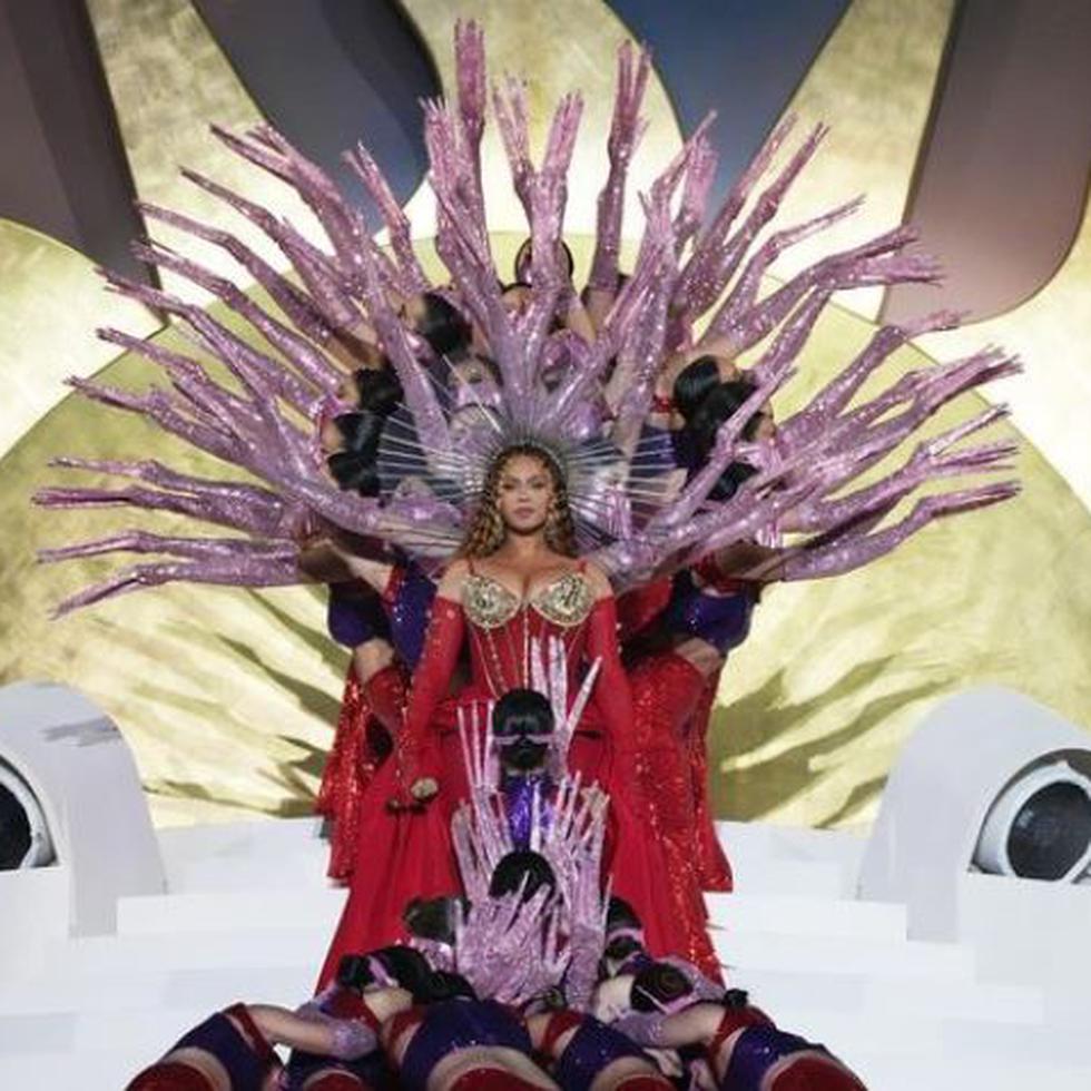Para el espectáculo de una hora Beyoncé lució hasta cuatro looks de alta costura diseñados para ella.