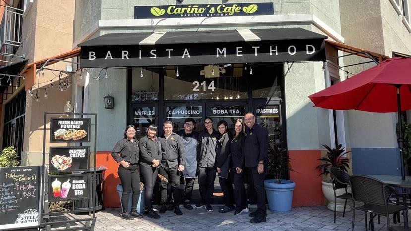 “Cariño’s Café” está ubicado en la calle Broadway # 214, en Kissimmee, Florida.