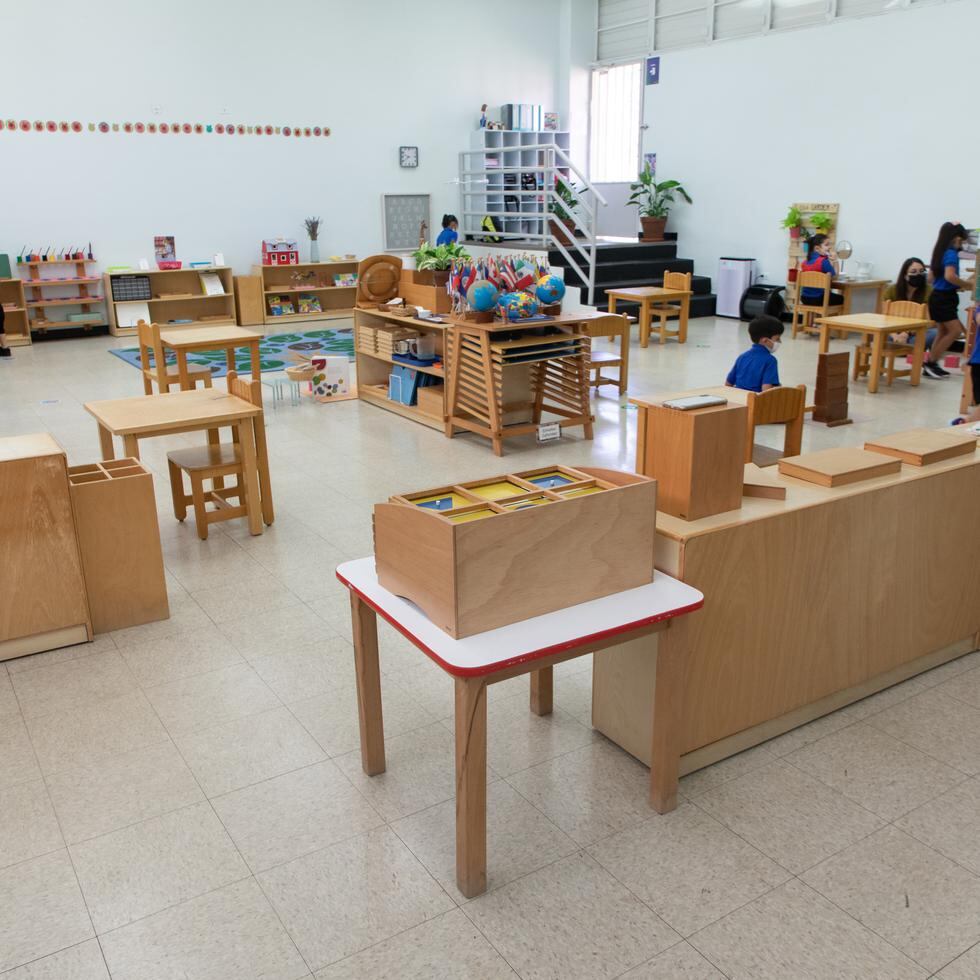 La guía de Casa del Niño -nivel preescolar en la metodología Montessori- Amneris Chaparro asiste a sus estudiantes en las tareas en las que ellos deciden enfocar su atención.