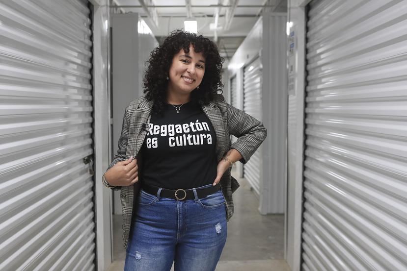 Patricia Velázquez Delgado ofreció una visita guiada por el inusual archivo con una camisa que leía: “Reggaetón es cultura”.