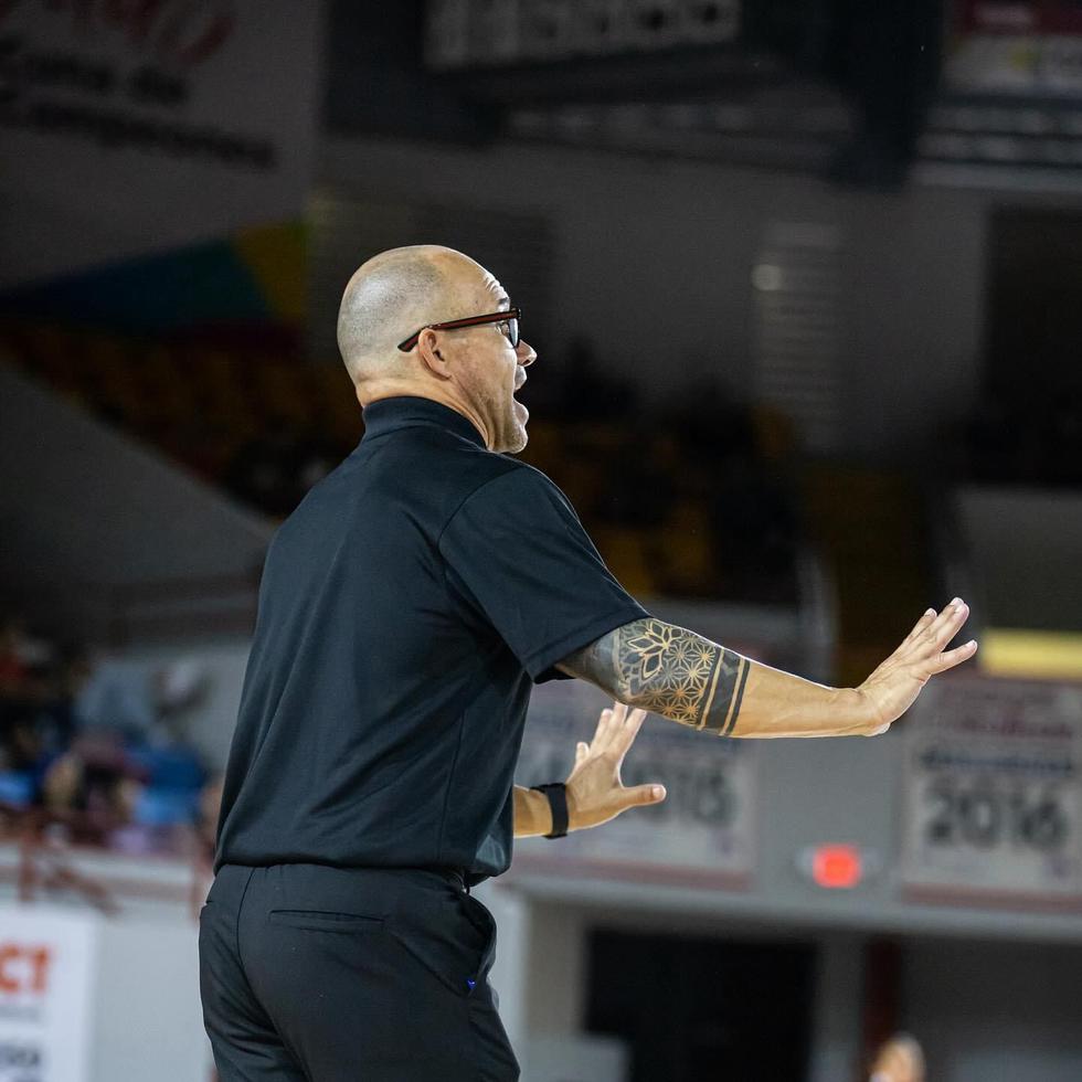 Freddy Vázquez, entrenador de las Pinkin de Corozal, imparte instrucciones durante un partido.