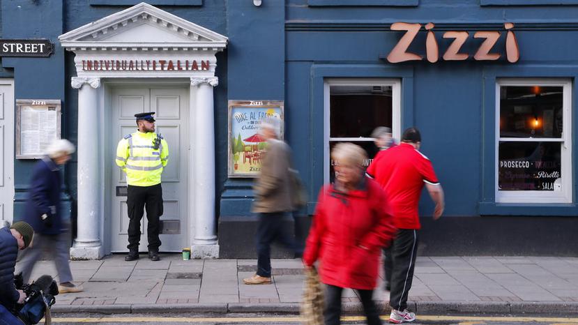 Sergei Skripal caminó junto a su hija Julia por la vereda del restaurante Zizzi, en la ciudad de Salisbury, Reino Unido (AP / Frank Augstein).