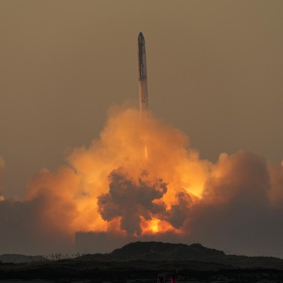 Starship, de casi 122 metros (400 pies) de largo, es el cohete más grande y poderoso que se haya construido.