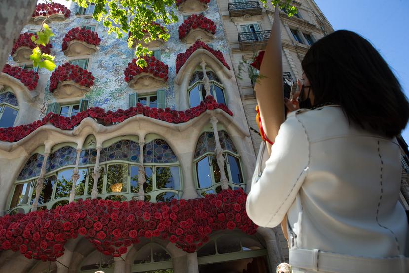 Vista de la fachada de la modernista Casa Batllò decorada con rosas.
