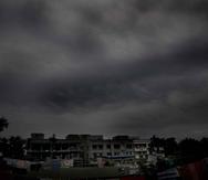 Las primeras bandas del sistema atmosférico han tornado los cielos negros en India. (EFE)