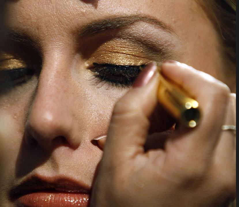 Según pasan los años, la manera en que te maquillas debe cambiar. (Archivo / AFP)