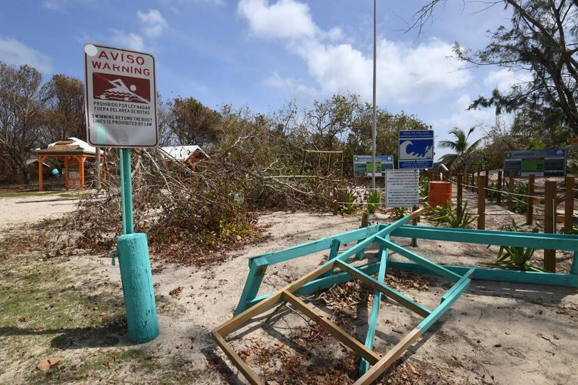 La entrada a la playa Flamenco sufrió daños significativos como consecuencia de los vientos y la lluvia que dejó en la isla municipio el huracán Irma.