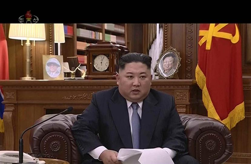 En esta imagen sin fechar, tomada de un video distribuido el 1 de enero de 2019 por la televisora norcoreana KRT, el líder de Corea del Norte, Kim Jong Un, durante un discurso en Corea del Norte. (KRT vía AP)