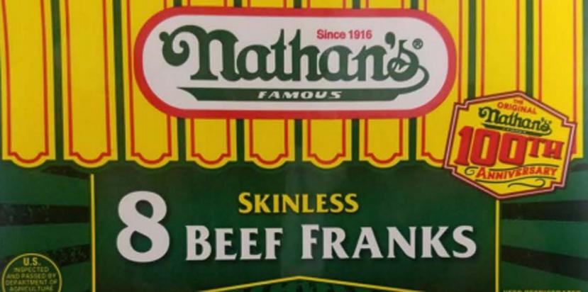 Los paquetes sellados de 14 onzas que contienen “Nathan’s Skinless 8 Beef Franks,” son parte de la retirada. (Captura página FSIS)