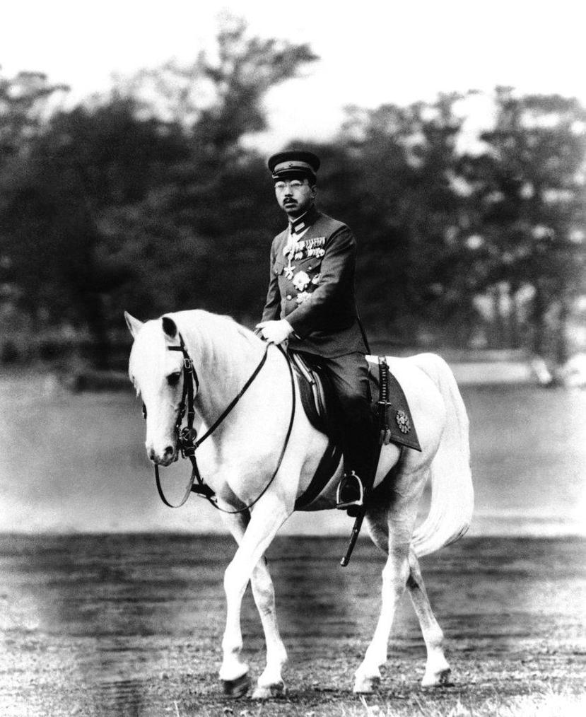 El emperador japonés Hirohito monta a caballo en el palacio imperial en 1940. (AP)