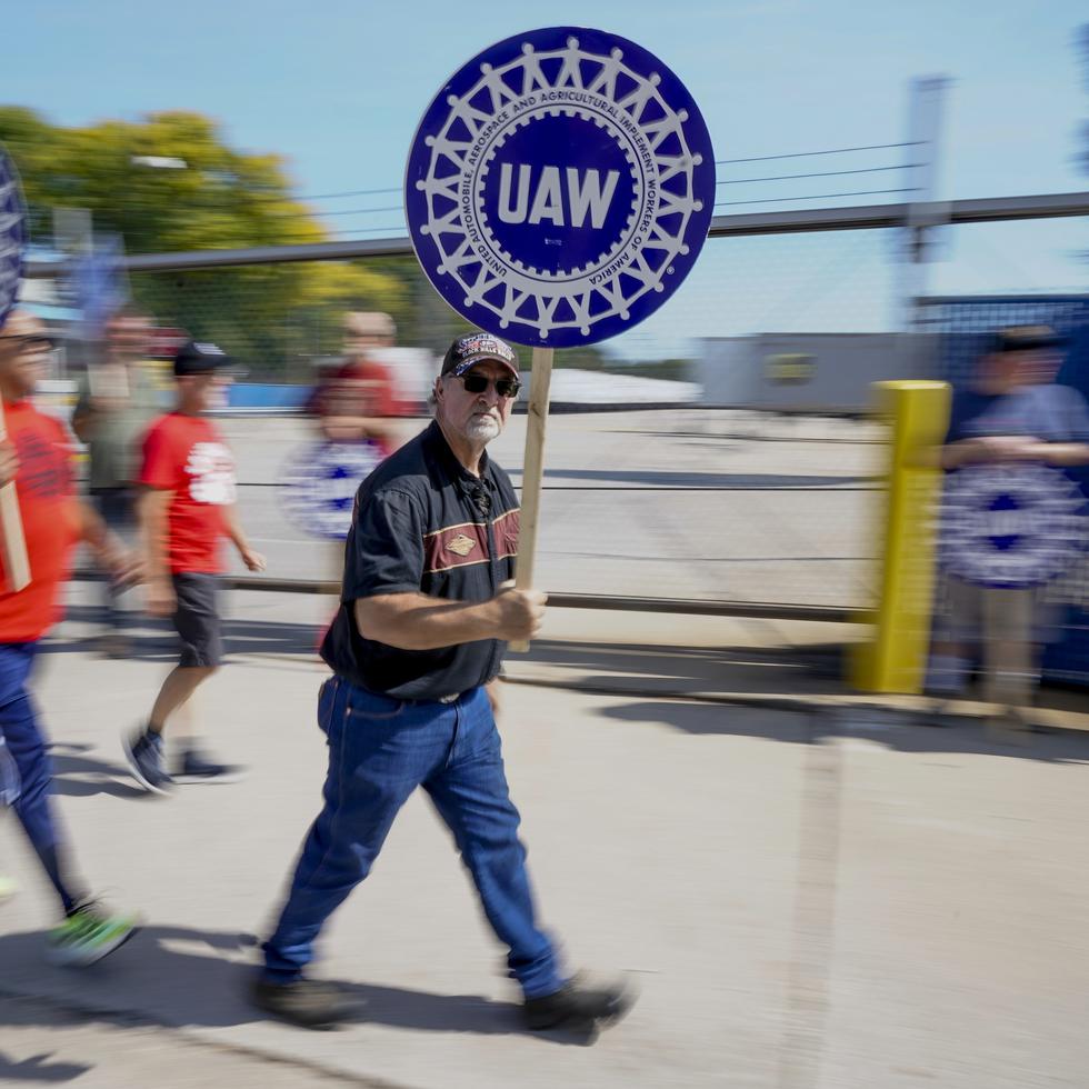 Huelguistas del sindicato United Auto Workers se manifiestan frente al Centro de Distribución de Autopartes MOPAR de Milwaukee.