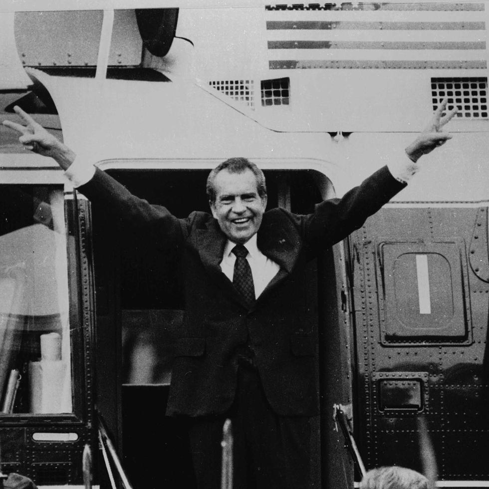 SPECIAL TO EL NUEVO DIA-- Richard Nixon says goodby to his staff outside the White House Aug.9, 1974 as he boards a helicopter for Andrews Air Force Base after resigning the Presidency. (AP Photo/stf)