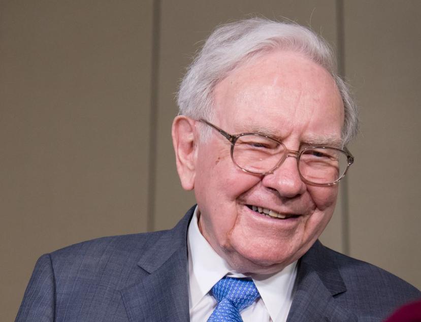 El multimillonario de 89 años, Warren Buffett, por fin aceptó un iPhone. (Shutterstock)