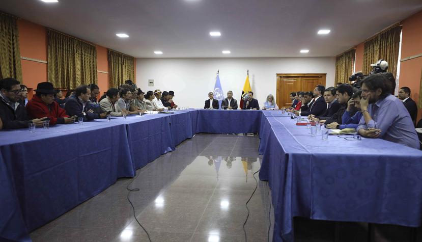 El presidente ecuatoriano Lenín Moreno se reunió con representantes indígenas. (AP / Dolores Ochoa)