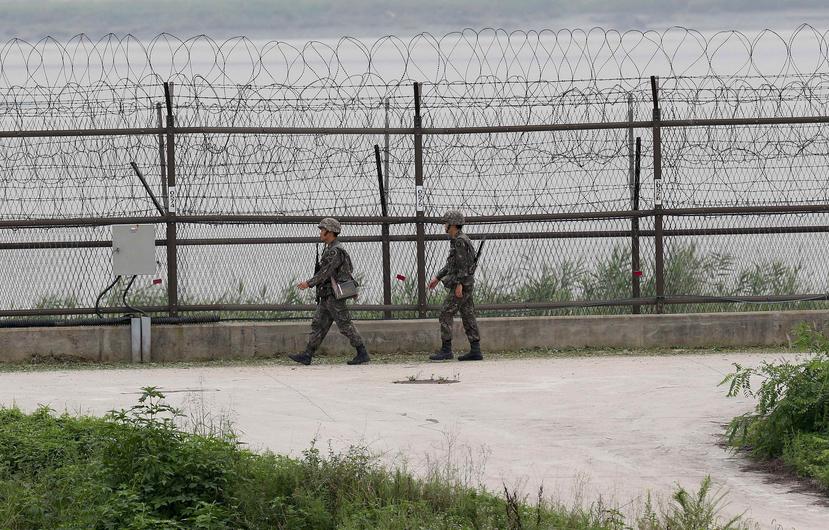 Soldados surcoreanos patrullan en la frontera con Corea del Norte en la Zona Desmilitarizada próxima a Paju. (EFE)