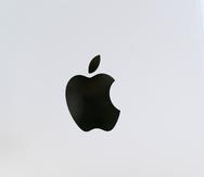 El logo de Apple en una computadora Mac Pro.