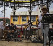 Miguel Cardona tocando bongos en la plaza de Aguada justo hace un año.