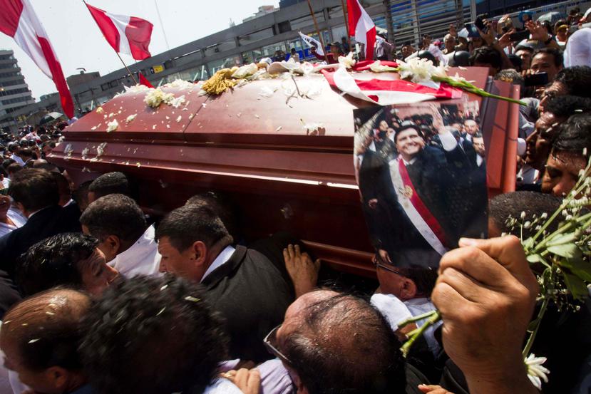 Personas cargan el féretro del expresidente peruano Alan García en la "Casa del Pueblo", la sede central del Partido Aprista Peruano (PAP), en Lima, Perú. (EFE)