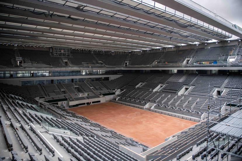En esta foto de archivo del 5 de febrero de 2020, se aprecia la cancha central Philippe Chatrier en el complejo Roland Garros de París, con su nuevo techo. (AP)