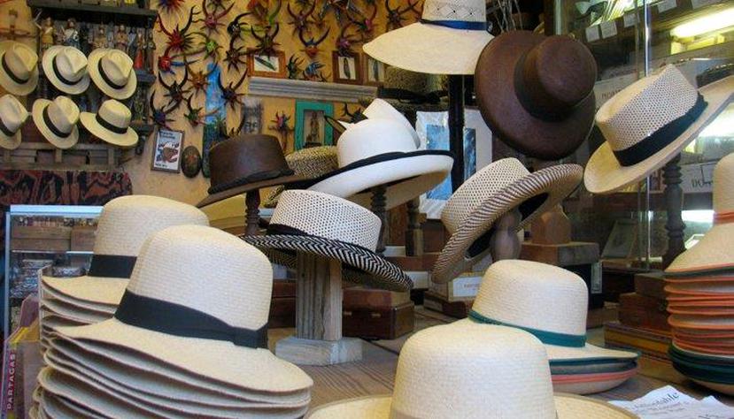 Aparte de sus tradicionales sombreros, la tienda recientemente ha diversificado su inventario con accesorios como relojes y gafas confeccionados en madera. (Suministrada)