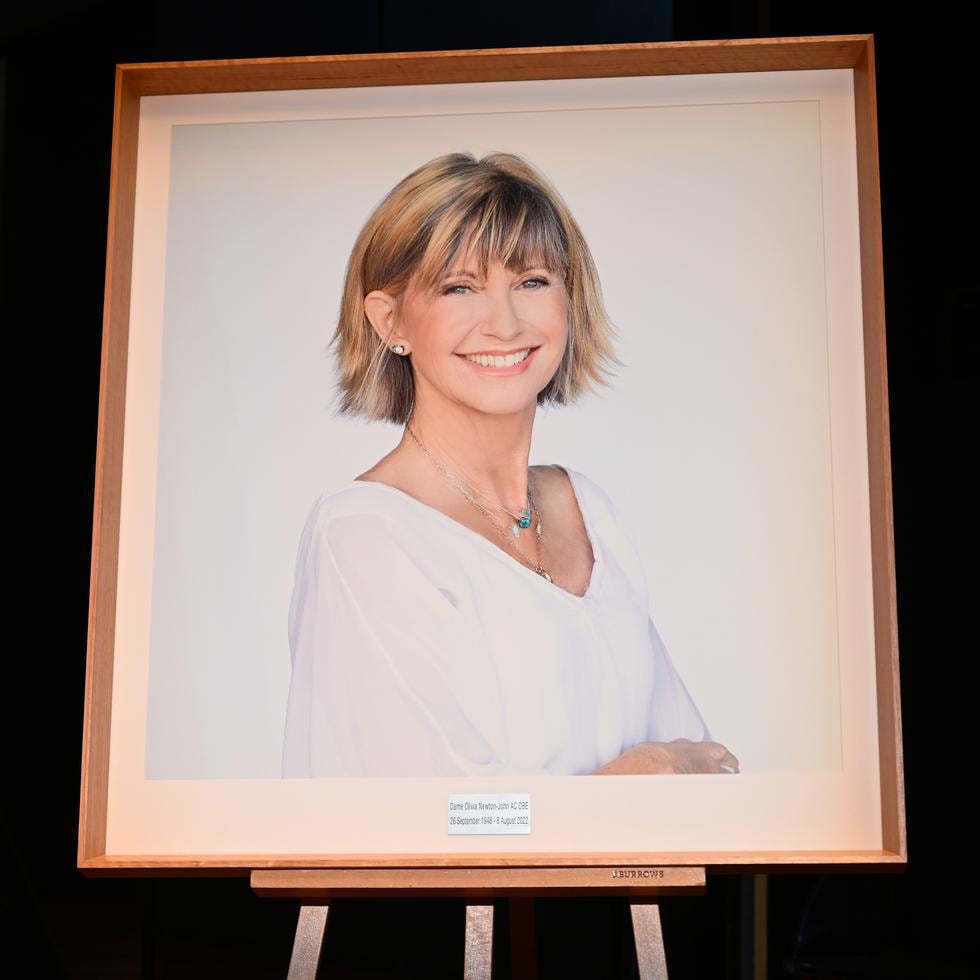 Un retrato de Olivia Newton-John en el escenario del Hamer Hall del Centro de Artes de Melbourne, donde familiares, amigos y celebridades homenajearon este domingo la memoria de la artista. EFE/EPA/JAMES ROSS AUSTRALIA AND NEW ZEALAND OUT
