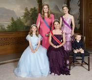 Ingrid Alexandra, al centro con vestido rosa, posa junto a las princesas Estelle, Catharina-Amalie, Elisabeth y el pequeño príncipe Charles.
