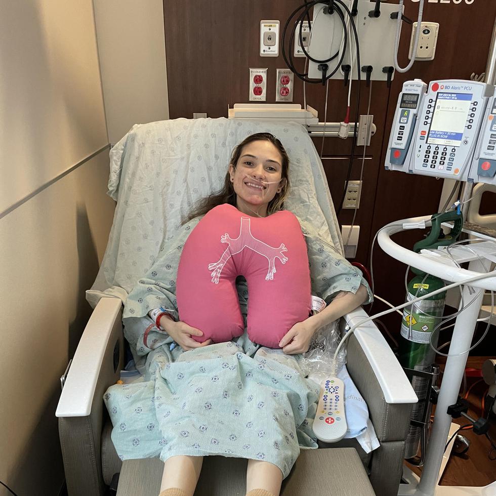 Fotografía cedida hoy por el Hospital Northwestern que muestra a la puertorriqueña Yahaira Vega mientras sonríe tras la exitosa operación de doble transplante de pulmón, en Chicago.