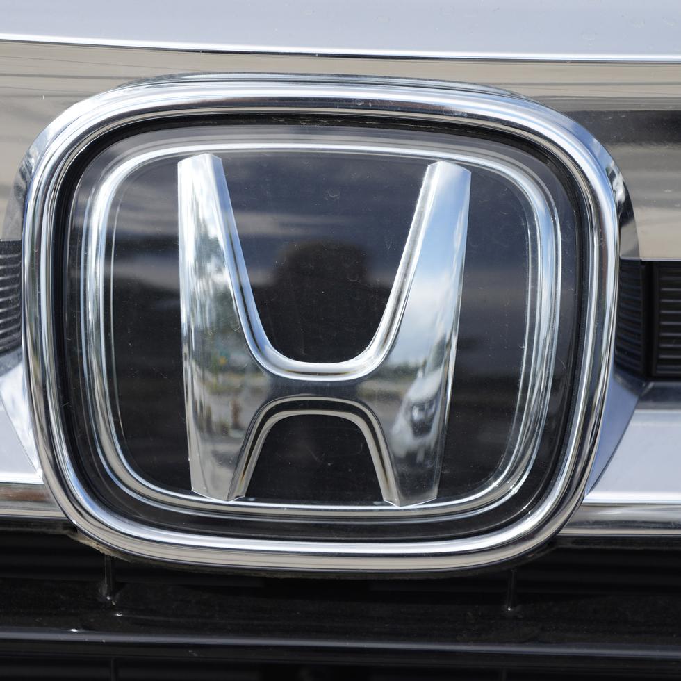 El logo de Honda en la parrilla de una guagua todoterreno Pilot 2021.