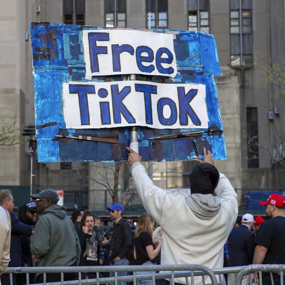 TikTok ha ejercido una fuerte presión contra la ley, empujando a los 170 millones de usuarios de la aplicación en Estados Unidos —muchos de los cuales son jóvenes— a llamar al Congreso y expresar su oposición