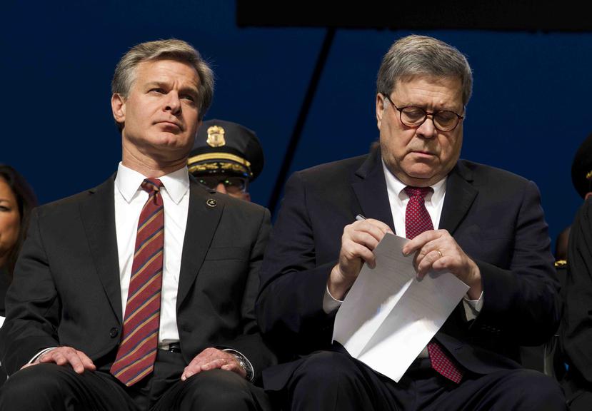 El director del FBI, Chris Wray (izquierda), y el secretario de Justicia, William Barr (derecha), en una ceremonia en Washington. (AP)