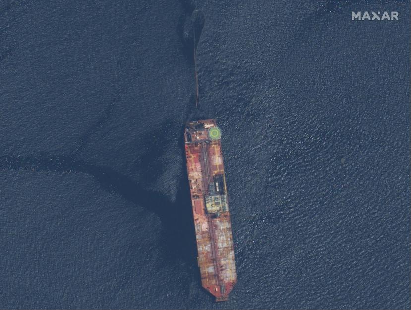 En esta imagen satelital difundida por Maxar Technologies se ve al buque petrolero FSO Nabarima frente a las costas de Trinidad y Tobago.