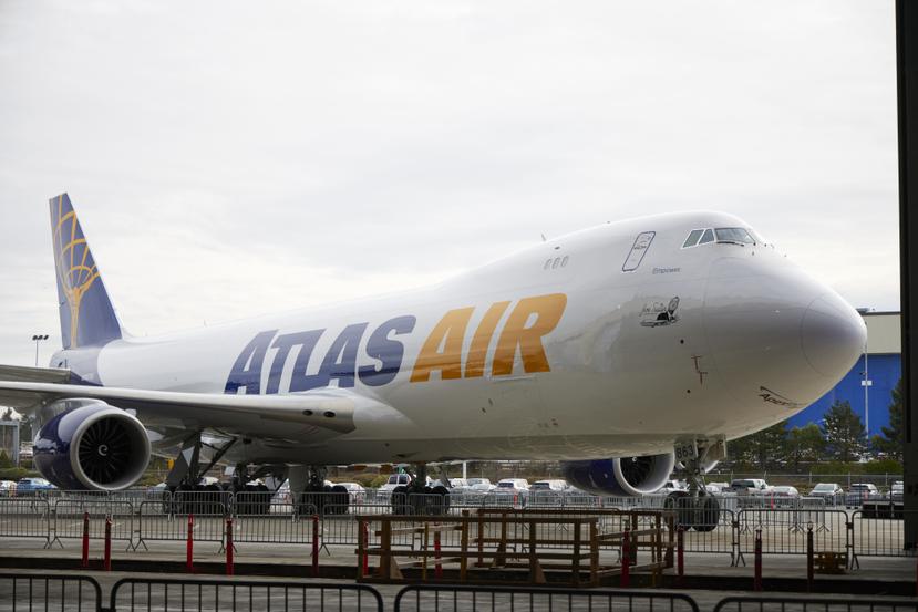 El último avión Boeing 747 en una planta de ensamblaje durante una ceremonia de la entrega del avión jumbo a la aerolínea Atlas Air, el martes 31 de enero de 2023, en Everett, Washington. (AP Foto/John Froschauer)