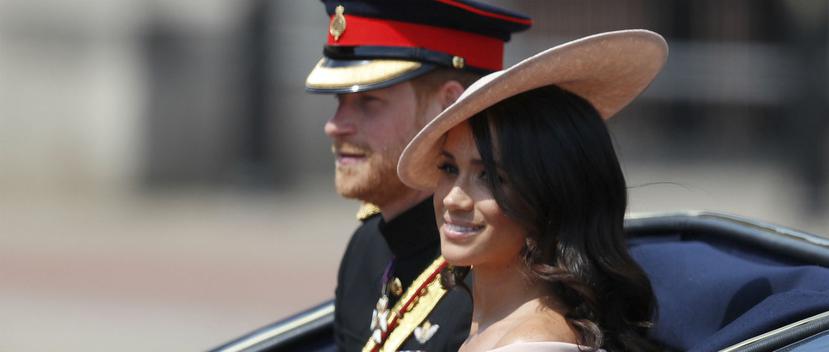 El príncipe Harry y Meghan Markle llegaron en carroza descubierta a la antigua explanada de justas Horse Guards Parade de Londres. (Foto: AP)