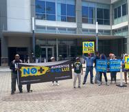 Un grupo de manifestantes llegó este viernes, 21 de abril de 2023 al hotel Sheraton del Distrito de Convenciones en San Juan, donde se reunía la Junta de Supervisión Fiscal, para repudiar el cargo que se aplicaría en la factura de la luz para pagar a los bonistas de la AEE.