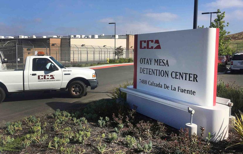Carlos Ernesto Escobar falleció el miércoles en el Centro de Detención Otay Mesa en San Diego, donde se encuentran 132 de los 705 migrantes detenidos por el ICE. (AP)