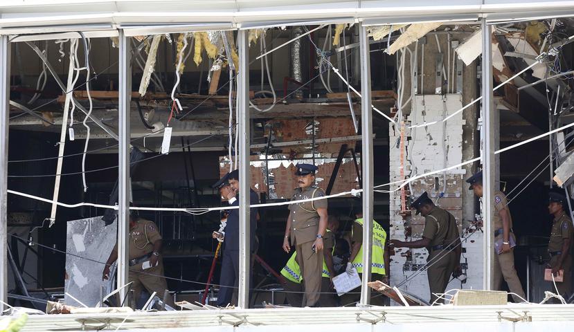 Policías inspeccionan el hotel Shangri tras el atentado. (AP)