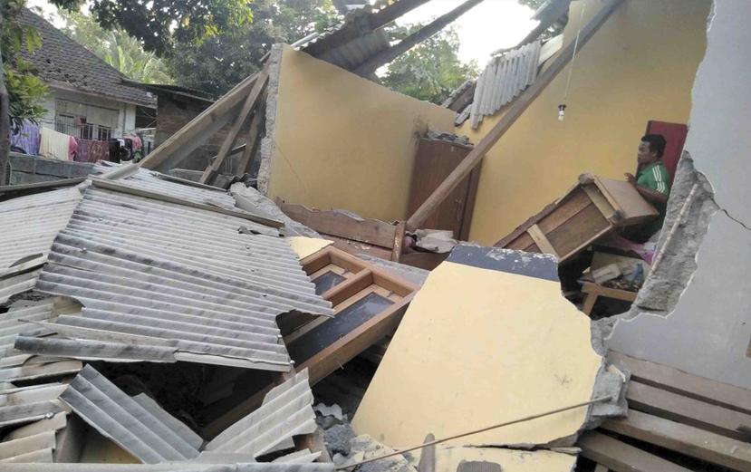 Un hombre inspecciona los daños causados por un sismo en la isla de Lombok. (AP)
