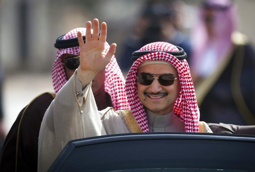 Fotografía de archivo del 4 de febrero de 2014 del príncipe Alwaleed bin Talal mientras llega a las oficinas del presidente palestino Mahmoud Abbas en Ramala. (AP  / Majdi Mohammed).
