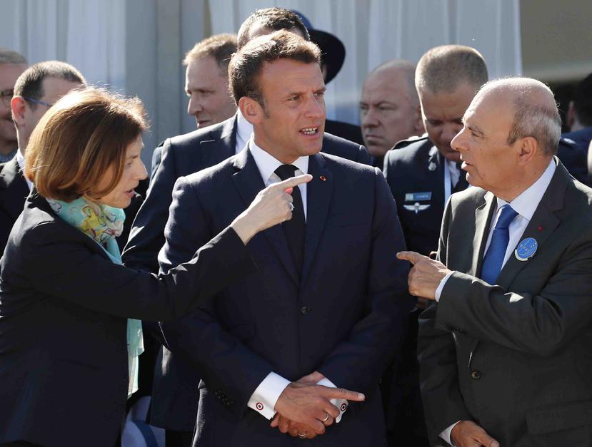 El presidente de Francia, Emmanuel Macron, en el centro, junto a la ministra francesa de Defensa, Florence Parly, a la izquierda, y Eric Trappier, presidente y director general de Dassault Aviation, durante la 53ra edición del Salón Internacional de la Ae